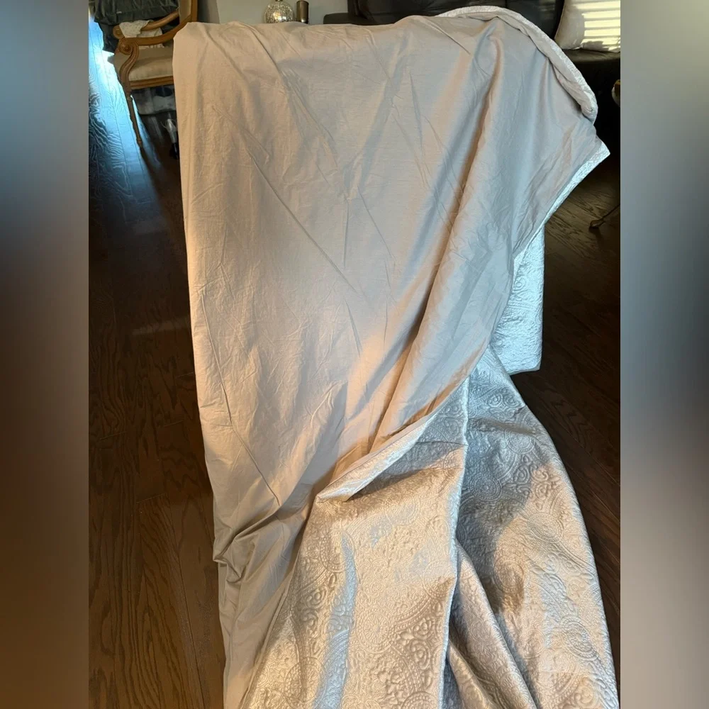 New! TAHARI HOME Velvet Silver Grey Embossed Medallion King Duvet Cover